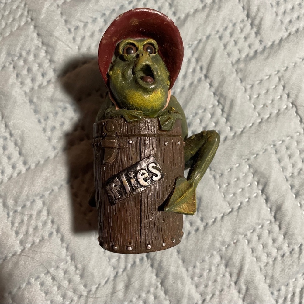 Rare Pete Apsit ‘99 Frog In Bonnet Sitting On A Bucket Of Flies